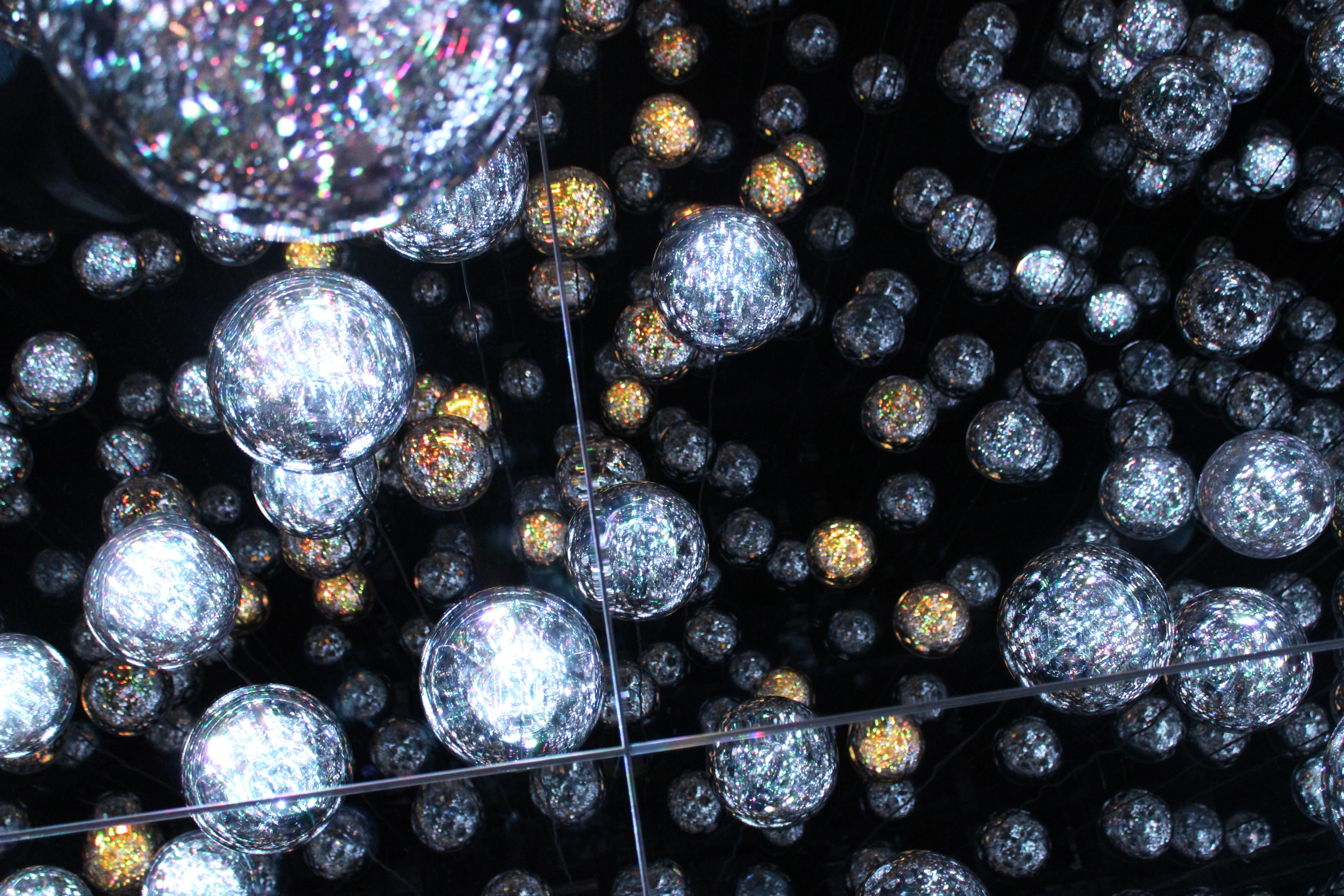 TeamLab&#x27;s hanging ball of light room 1