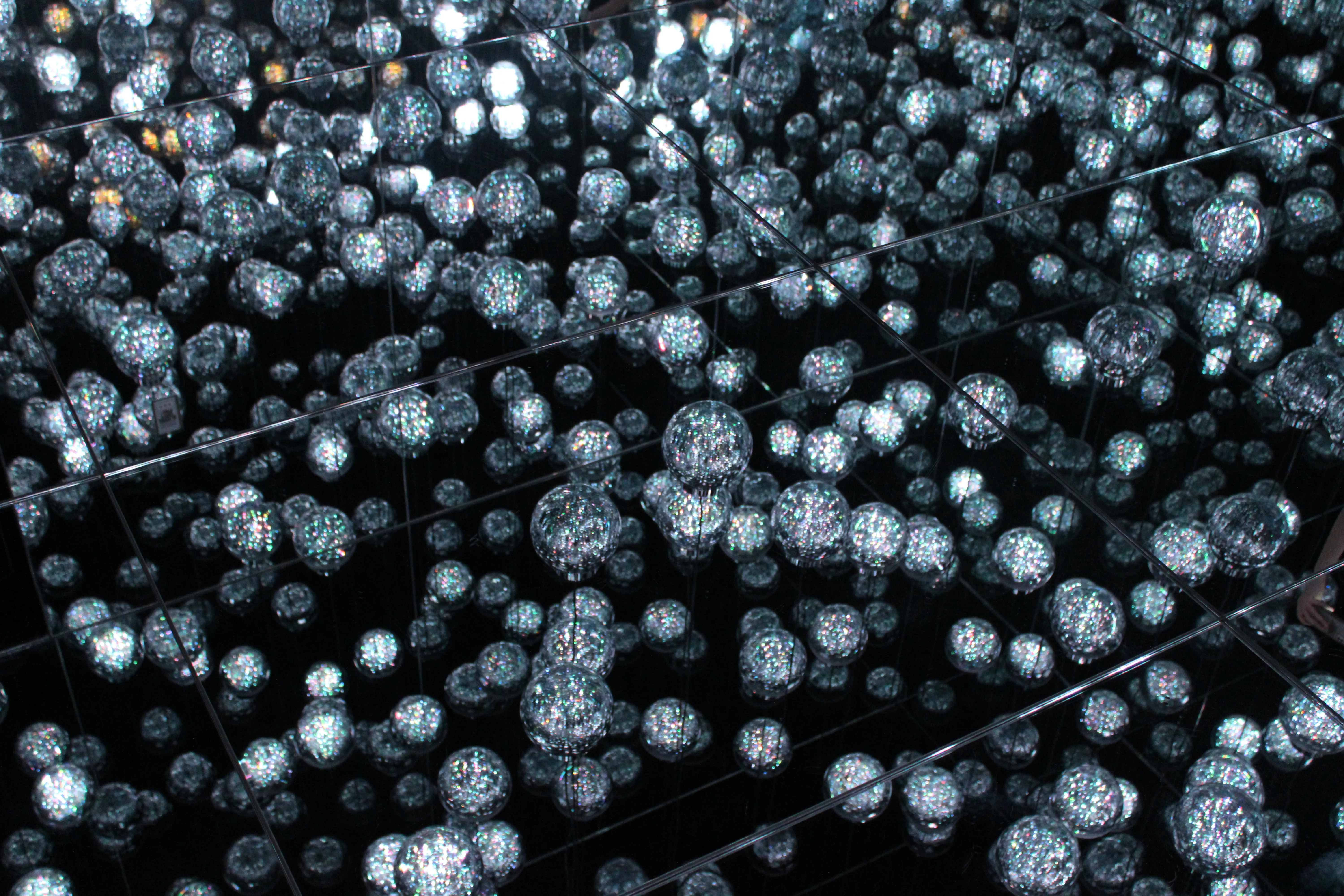 TeamLab&#x27;s hanging ball of light room 2